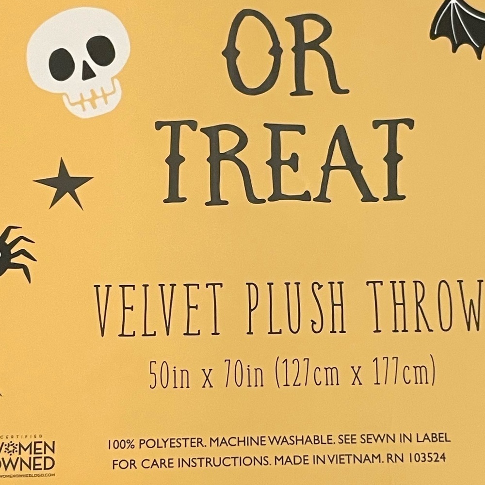 Trick or treat Halloween oversized throw blanket with ribbons bows spiders 50x70 - Picture 3 of 4
